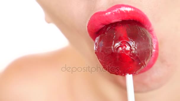 Chica sexy comiendo una piruleta. simulación de sexo oral. lengua lamiendo dulces. 4k, cámara lenta, primer plano. espacio de copia — Vídeo de stock