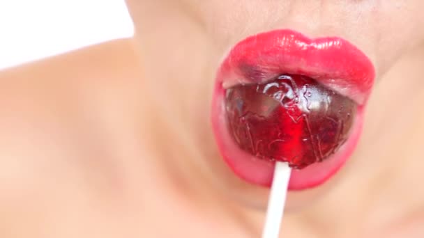 Sexy meisje eten een lolly. simulatie van orale seks. tong likken snoep. 4 k, vertraagd, close-up. kopie ruimte — Stockvideo