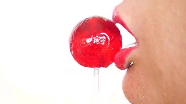 Couple sexy homme et femme manger une sucette. simulation de sexe oral. langue léchant des bonbons. 4k, espace de copie au ralenti. baiser — Video