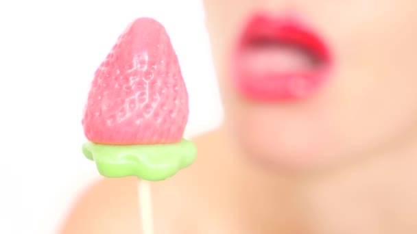 Sexy girl eating a lollipop. simulation of oral sex. tongue licking candy. 4k, slow-motion, close-up. copy space — Stock Video