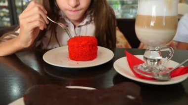 Kız bir kafede lezzetli bir tatlı yiyor. 4 k yavaş hareket