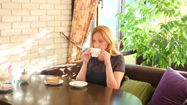 Fome, mulher engraçada comendo sobremesa saborosa no café. 4k, câmera lenta — Vídeo de Stock