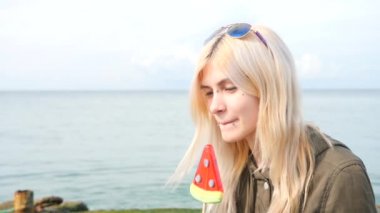 bodymification. bir kız bir split dil ile lolipop yalıyor. 4k, ağır çekim silah, kopyalama alanı