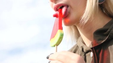 bodymification. bir kız bir split dil ile lolipop yalıyor. 4k, ağır çekim silah, kopyalama alanı