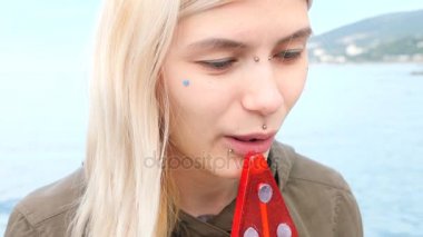 bodymification. bir kız bir split dil ile lolipop yalıyor. 4k, ağır çekim silah, kopyalama alanı