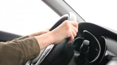 Eller direksiyonda bir araba close-up. Güneş parlamayı. 4k, ağır çekim. Sonbahar, ilkbahar