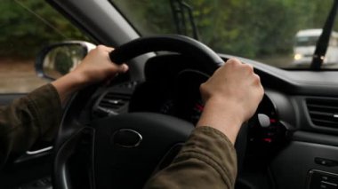 Eller direksiyonda bir araba close-up. Güneş parlamayı. 4k, ağır çekim. Sonbahar, ilkbahar