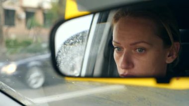 Dikiz aynasından mavi gözler, kadın direksiyonuna bir womans yüzle yansımasıdır. 4k, ağır çekim