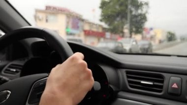 Eller direksiyonda bir araba close-up. Güneş parlamayı. 4k, ağır çekim. Sonbahar, ilkbahar