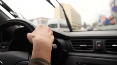 Eller direksiyonda bir araba close-up. Güneş parlamayı. 4k, ağır çekim. Sonbahar, ilkbahar