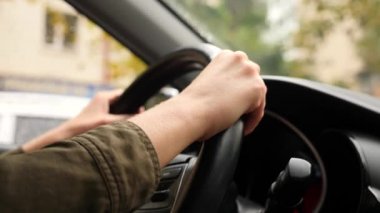 Eller direksiyonda bir araba close-up. Güneş parlamayı. 4k, ağır çekim. Sonbahar, ilkbahar