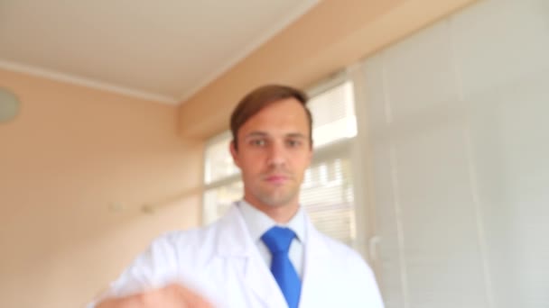 Hand of a hospital medical expert shows the pill to be taken to his patient in slow motion, 4k — Stock Video