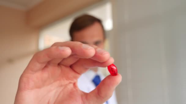 Mão de um especialista médico do hospital mostra a pílula a ser levada para seu paciente em câmera lenta, 4K — Vídeo de Stock