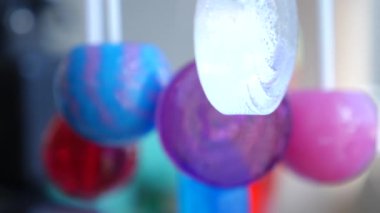 renkli lolipop havada asılı. 4 k yavaş hareket