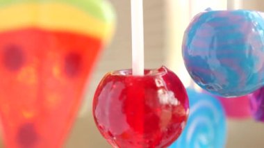 renkli lolipop havada asılı. 4 k yavaş hareket