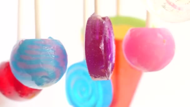 Kleurrijke lollies hangen in de lucht. 4 k slow-motion — Stockvideo