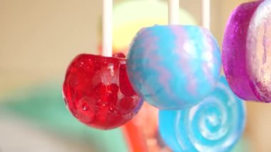 renkli lolipop havada asılı. 4 k yavaş hareket