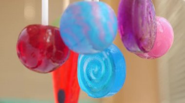 renkli lolipop havada asılı. 4 k yavaş hareket