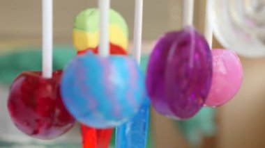 renkli lolipop havada asılı. 4 k yavaş hareket