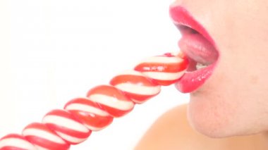 seksi kız bir lolipop yemek. oral seks simülasyonu. şeker yalama dil. 4 k, yavaş hareket, yakın çekim. kopya alanı