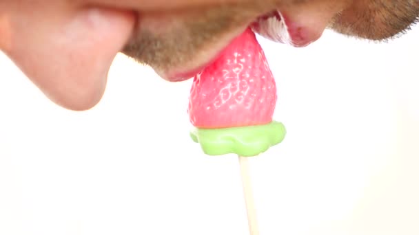 Seksi bir adam bir lolipop yemek. oral seks simülasyonu. şeker, 4 k, ağır çekim yalama dil. kopya alanı — Stok video