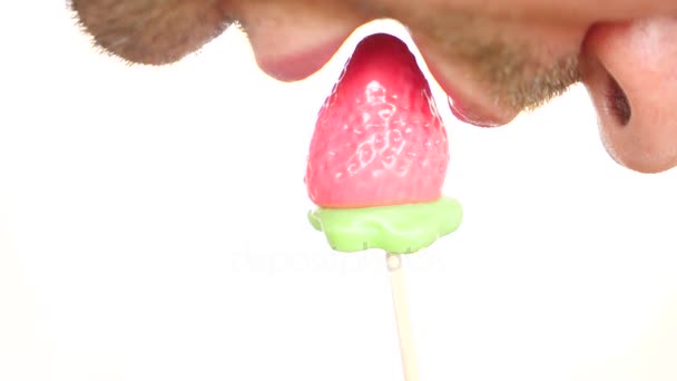 Chico sexy comiendo una piruleta. simulación de sexo oral. lengua lamiendo caramelos, 4k, cámara lenta. espacio de copia — Vídeo de stock