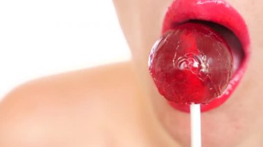 seksi kız bir lolipop yemek. oral seks simülasyonu. şeker yalama dil. 4 k, yavaş hareket, yakın çekim. kopya alanı