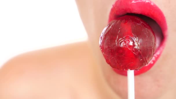 Sexy meisje eten een lolly. simulatie van orale seks. tong likken snoep. 4 k, vertraagd, close-up. kopie ruimte — Stockvideo