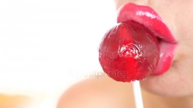 seksi kız bir lolipop yemek. oral seks simülasyonu. şeker yalama dil. 4 k, yavaş hareket, yakın çekim. kopya alanı