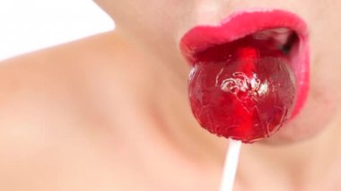 seksi kız bir lolipop yemek. oral seks simülasyonu. şeker yalama dil. 4 k, yavaş hareket, yakın çekim. kopya alanı