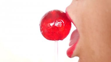 seksi kız bir lolipop yemek. oral seks simülasyonu. şeker yalama dil. 4 k, yavaş hareket, yakın çekim. kopya alanı