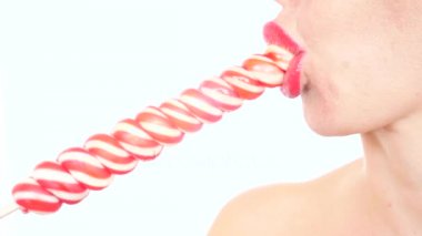 seksi kız bir lolipop yemek. oral seks simülasyonu. şeker yalama dil. 4 k, yavaş hareket, yakın çekim. kopya alanı