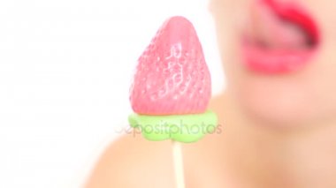 seksi kız bir lolipop yemek. oral seks simülasyonu. şeker yalama dil. 4 k, yavaş hareket, yakın çekim. kopya alanı