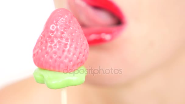 Sexy girl eating a lollipop. simulation of oral sex. tongue licking candy. 4k, slow-motion, close-up. copy space — Stock Video