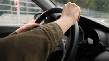 Eller direksiyonda bir araba close-up. Güneş parlamayı. 4k, ağır çekim. Sonbahar, ilkbahar