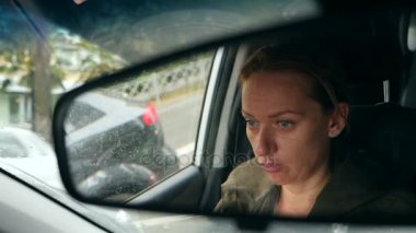 Dikiz aynasından mavi gözler, kadın direksiyonuna bir womans yüzle yansımasıdır. 4k, ağır çekim