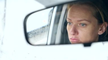 Dikiz aynasından mavi gözler, kadın direksiyonuna bir womans yüzle yansımasıdır. 4k, ağır çekim