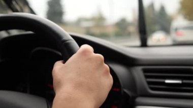 Eller direksiyonda bir araba close-up. Güneş parlamayı. 4k, ağır çekim. Sonbahar, ilkbahar