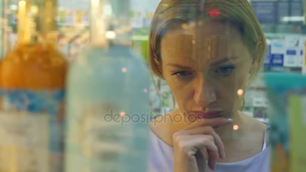 Η γυναίκα κοιτάζει τα φάρμακα στο φαρμακείο παράθυρο. 4k, αργή κίνηση — Αρχείο Βίντεο
