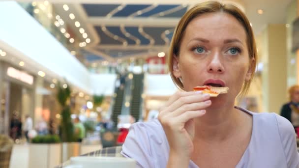 Kobieta zjada pizza w kawiarni. 4k, zwolnionym tempie fotografowania, kopiować miejsca — Wideo stockowe