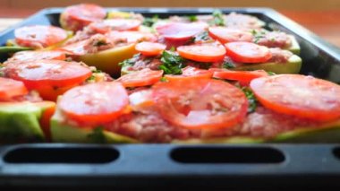 Bayan eller, yaymak kabak dolması ince domates dilimleri. yakın çekim. 4k, ağır çekim