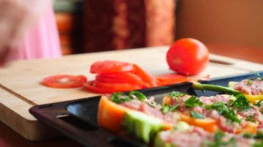 Bayan eller, kesilmiş ince domates dilimleri kabak dolması. yakın çekim. 4k, ağır çekim