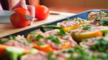 Bayan eller, kesilmiş ince domates dilimleri kabak dolması. yakın çekim. 4k, ağır çekim