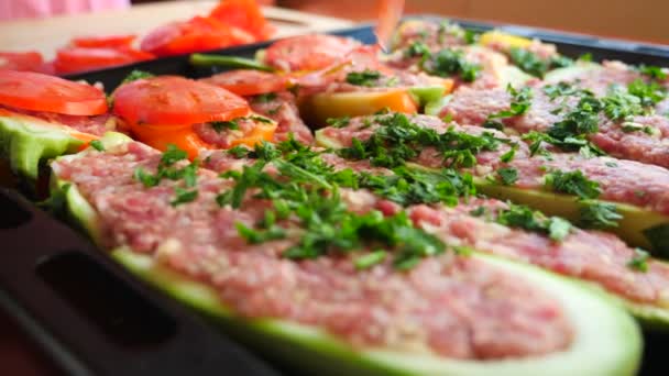 Womens hands, spread thin tomato slices on stuffed zucchini. close-up. 4k, slow motion — 비디오