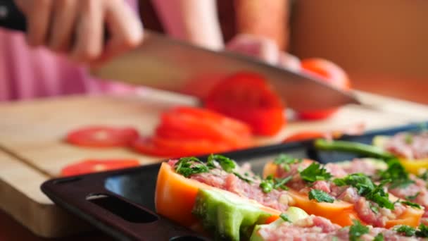 Womens hands, cut thin tomato slices into stuffed zucchini. close-up. 4k, slow motion — Stock Video