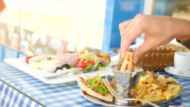 yakın çekim, mens eller Yunan souvlaki ye. çok kolay bir beyaz sos daldırma. 4k, ağır çekim