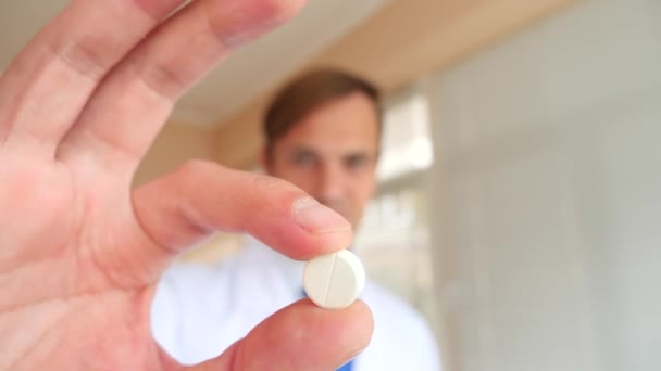 Mano de un experto médico del hospital muestra la píldora que se llevará a su paciente en cámara lenta, 4k — Vídeo de stock