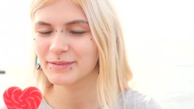 bodymification. bir kız bir split dil ile lolipop yalıyor. 4k, ağır çekim silah, kopyalama alanı