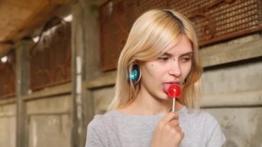 bodymification. bir kız bir split dil ile lolipop yalıyor. 4k, ağır çekim silah, kopyalama alanı