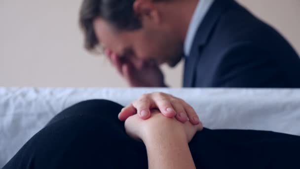 Pohřeb, smutek a truchlení koncept - smutný muž mluví a pláč u rakve. 4k, — Stock video